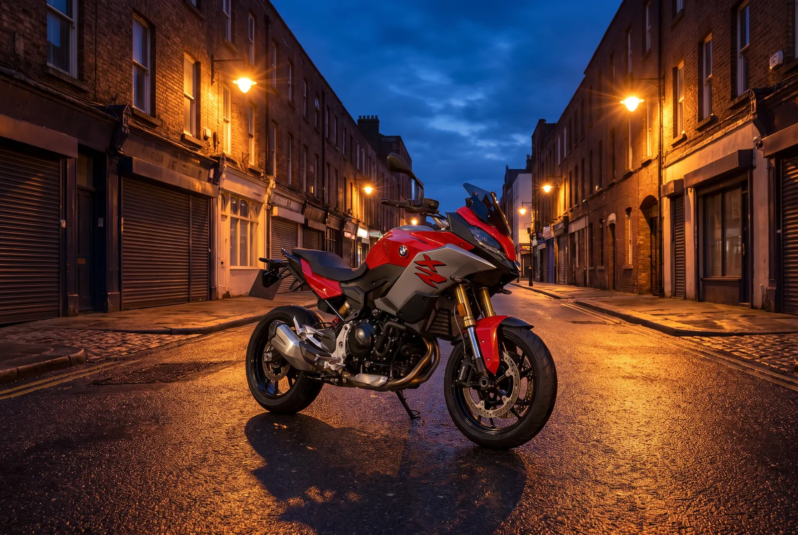 Ein Fan zeigt seine F 900 XR bei Nacht und schwärmt: Es ist sein erstes Motorrad. Wir nehmen das zum Anlass, zu erklären, warum die Sporttourerin Einsteiger so schnell begeistert.