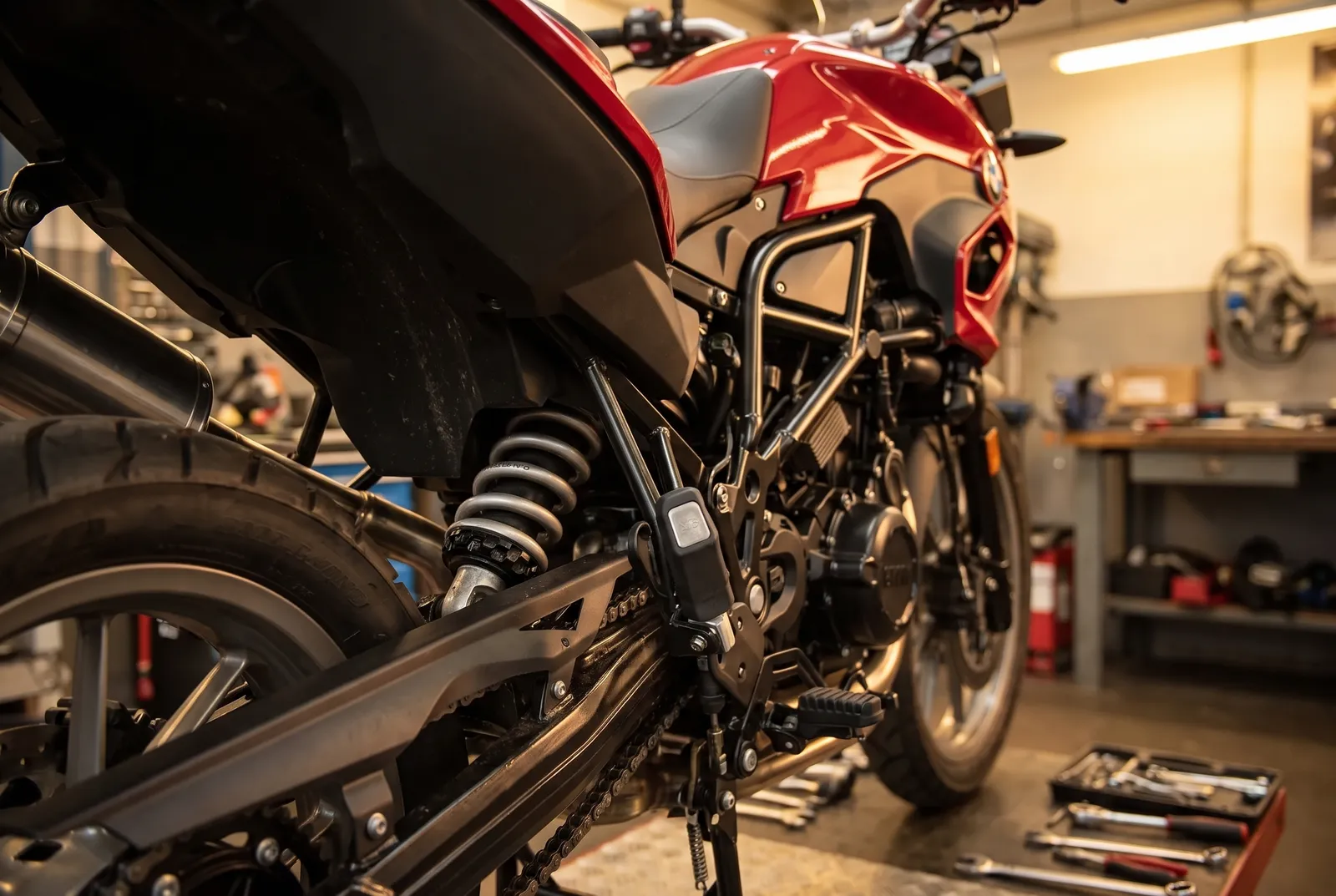 Warum sich das Stellrad am ESA-Federbein der F 700 GS oft schwer drehen lässt und wie die Federvorspannung bei diesem Modell tatsächlich funktioniert.